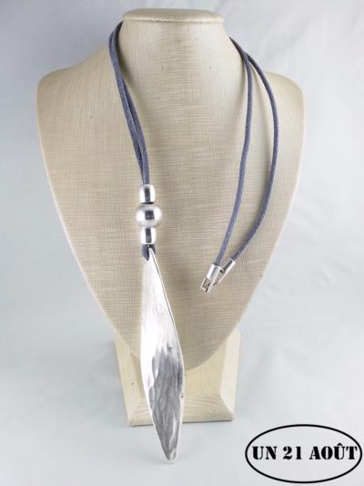 Sautoir nubuck bleu jean et pendentif feuille