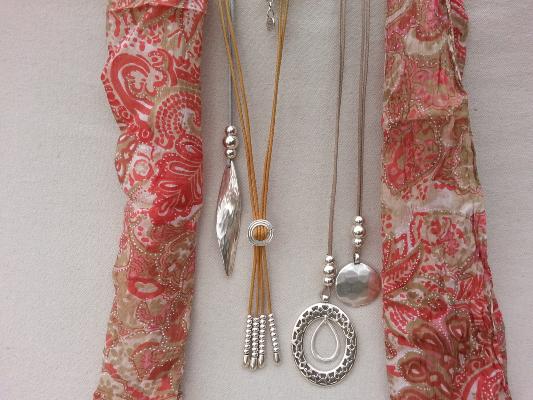 création artisanale de bijoux en cuir et en coton ciré